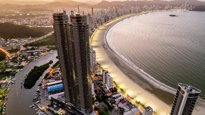 Orla da Praia Central de Balneário Camboriú com edifícios de alto padrão, em Santa Catarina