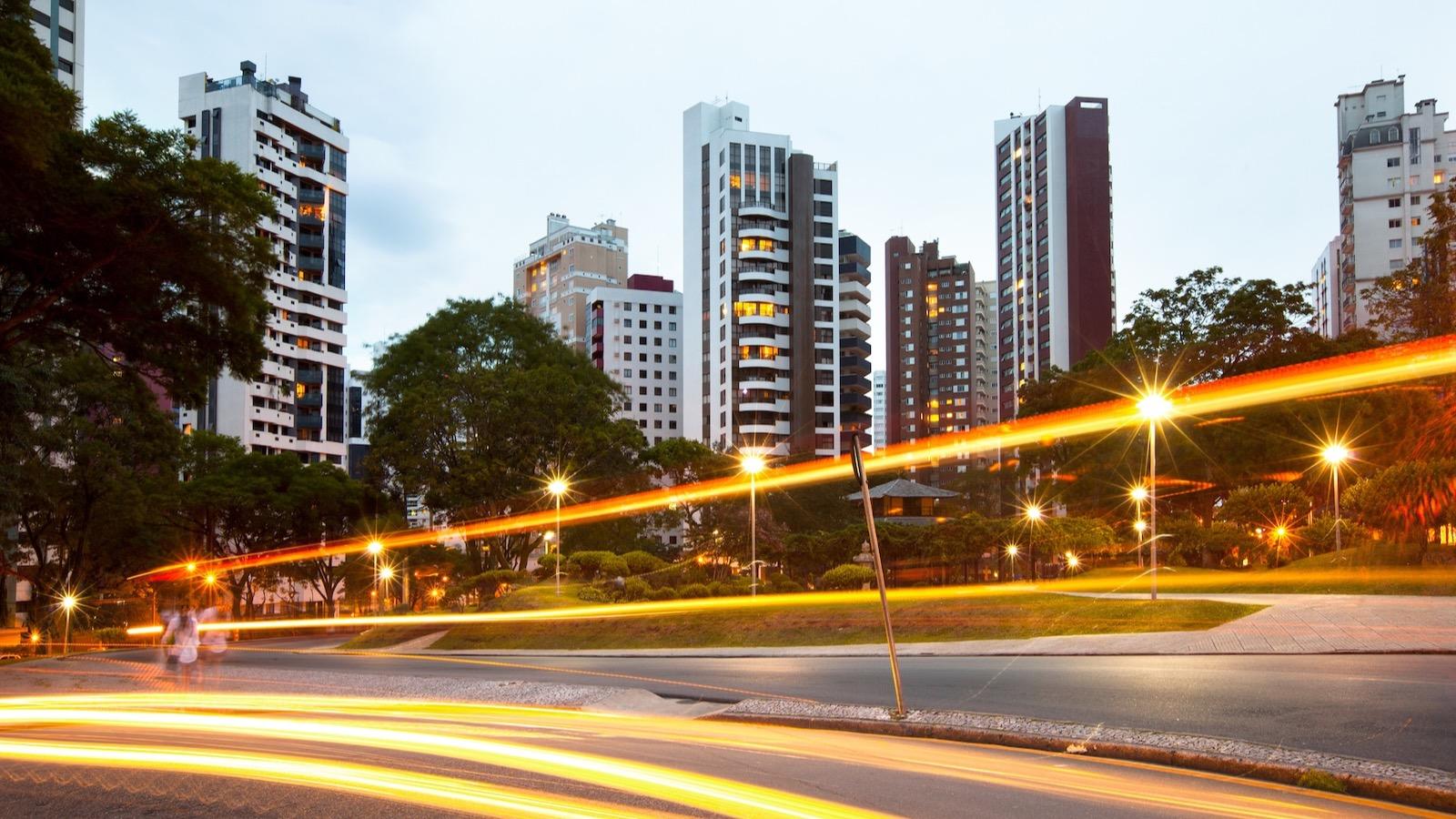 Edifícios de luxo e arborização no bairro Batel, em Curitiba