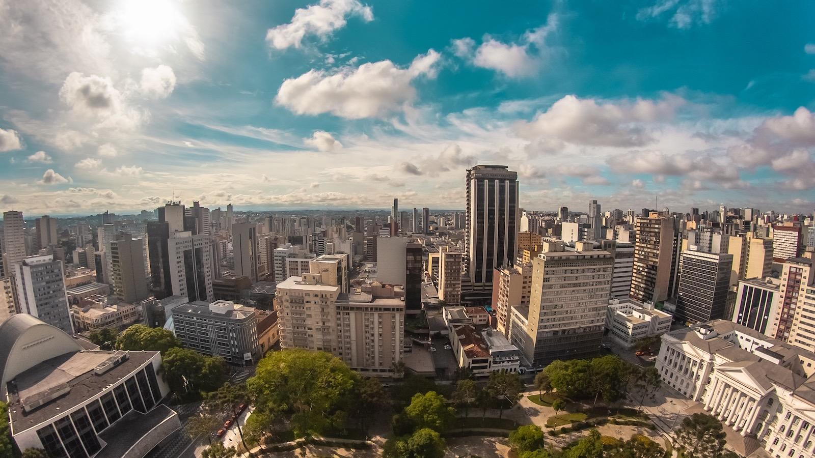 Edifícios residenciais no eixo da Avenida João Gualberto, no Alto da Glória, em Curitiba