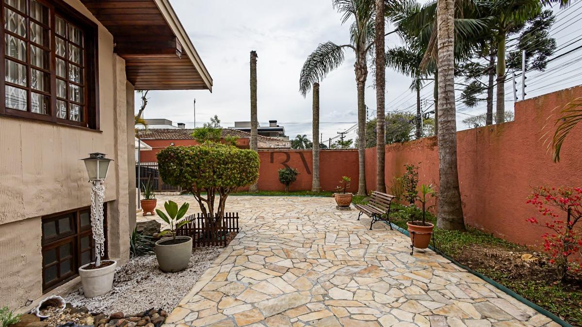 Casa ampla e espaçosa para locação comercial e/ou residencial no Guabirotuba 