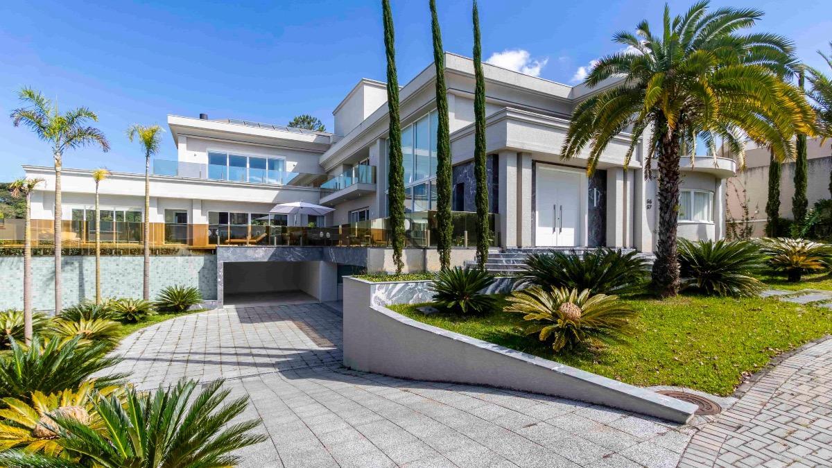 O Ápice do Alto Padrão em Santa Felicidade: Mansão de 1.601m² Pronta para Morar com 9 quartos