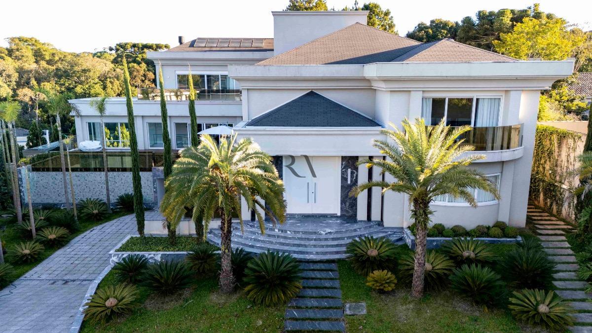 O Ápice do Alto Padrão em Santa Felicidade: Mansão de 1.601m² Pronta para Morar com 9 quartos