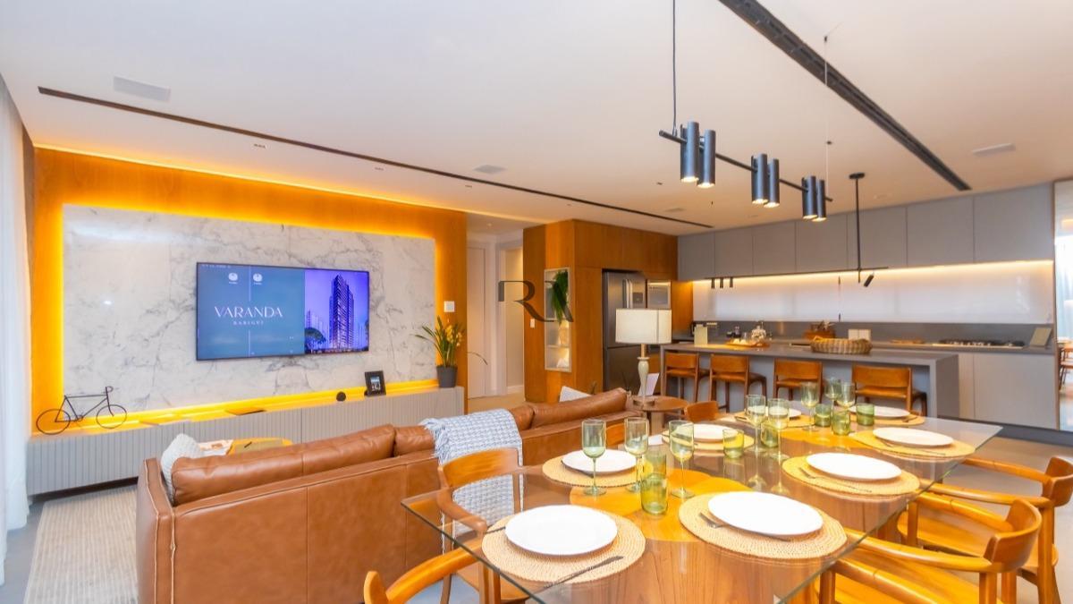 Sala de estar de apartamento de 165 m² à venda no Bigorrilho, em Curitiba