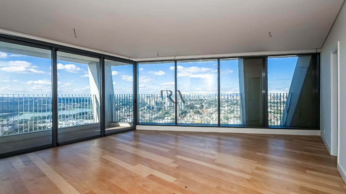 Sala de estar de apartamento de 401 m² à venda no Ecoville, em Curitiba