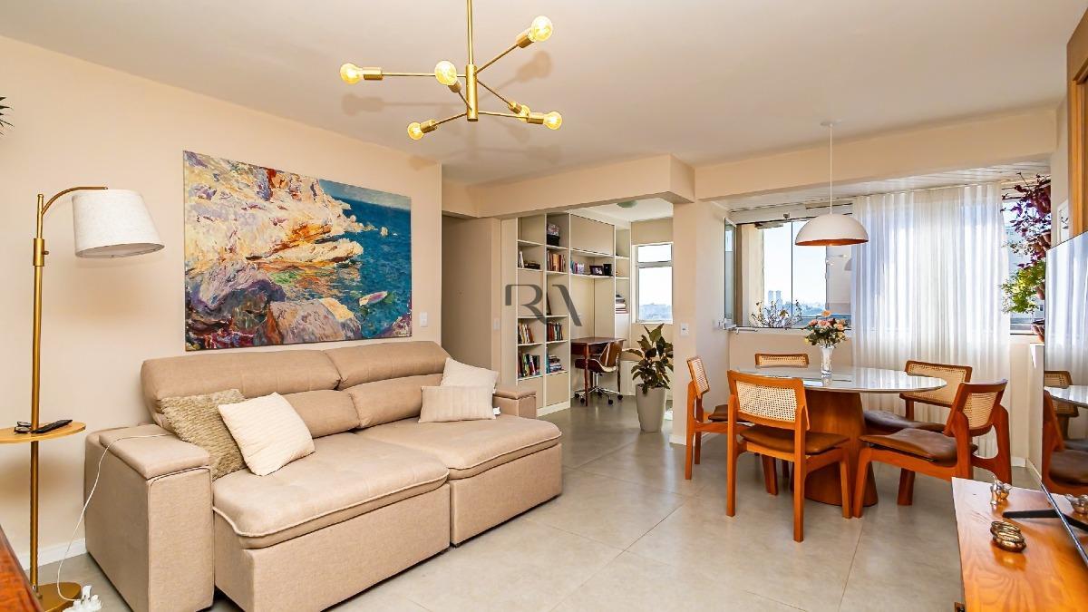 Sala de estar de apartamento de 69 m² à venda no Ecoville, em Curitiba