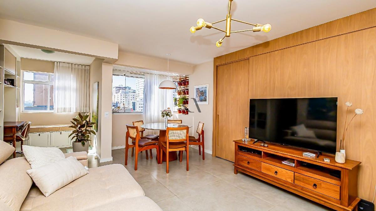 APARTAMENTO À VENDA NO BIGORRILHO COM 66,55m² E TOTALMENTE REFORMADO