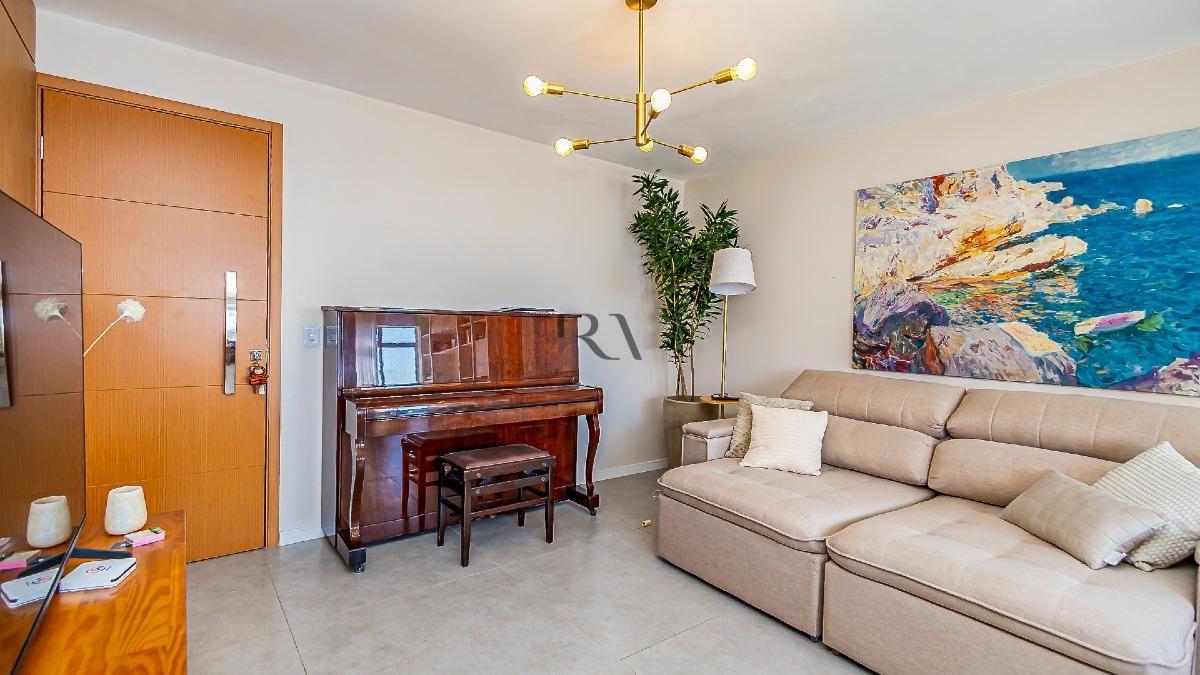 APARTAMENTO À VENDA NO BIGORRILHO COM 66,55m² E TOTALMENTE REFORMADO