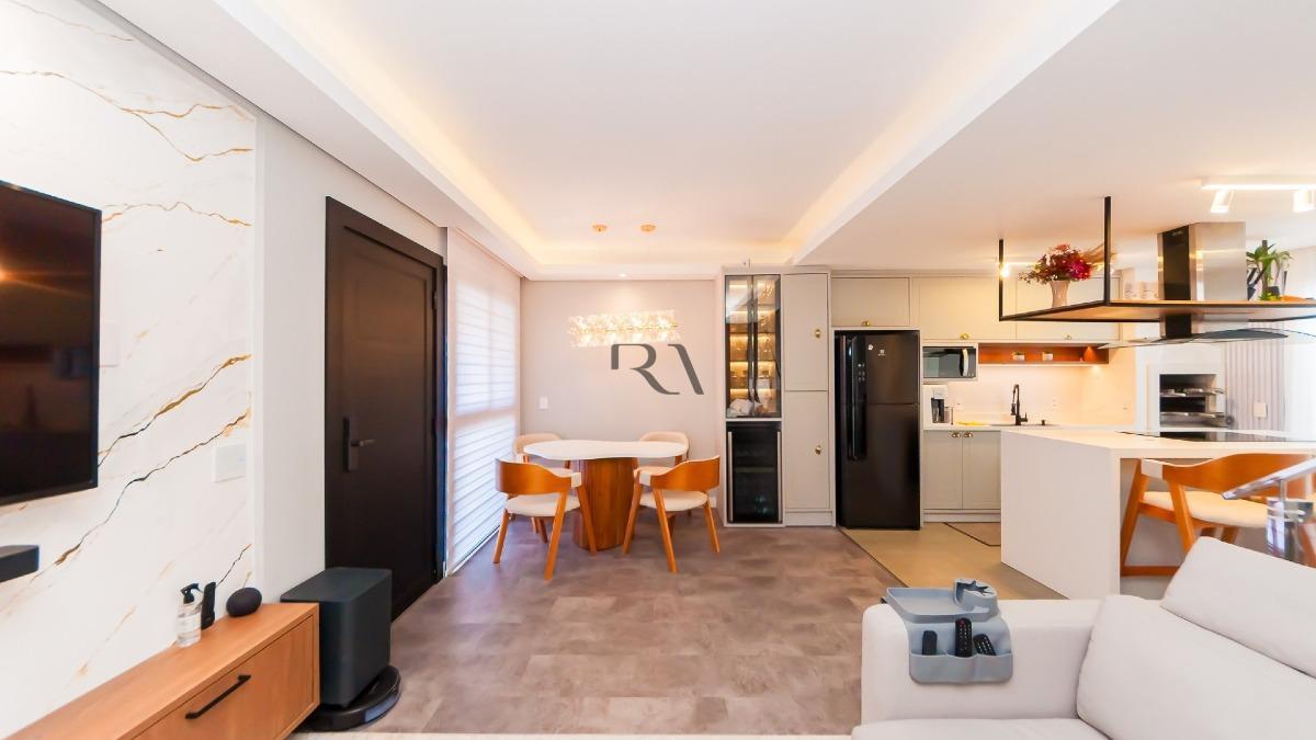 Casa em condomínio fechado com 3 quartos, sendo uma suíte, e com 2 vagas de garagem no Santa Cândida