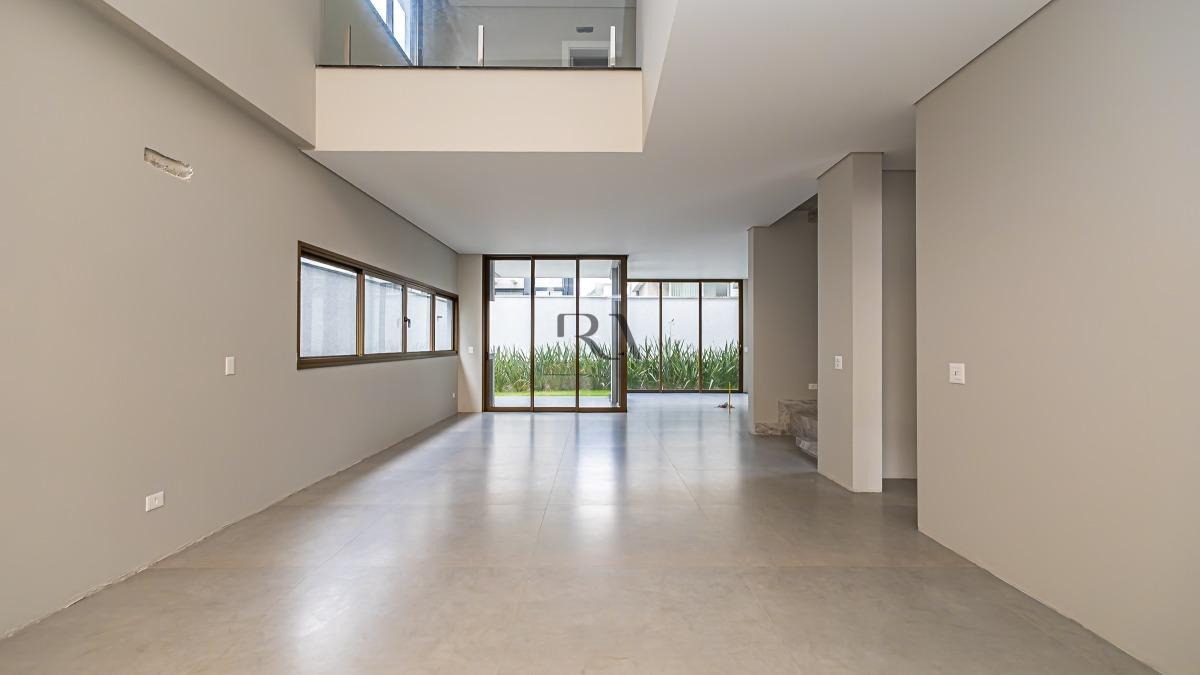 Sala de estar de casa em condomínio de 298,59m² à venda no Sao Braz, em Curitiba.