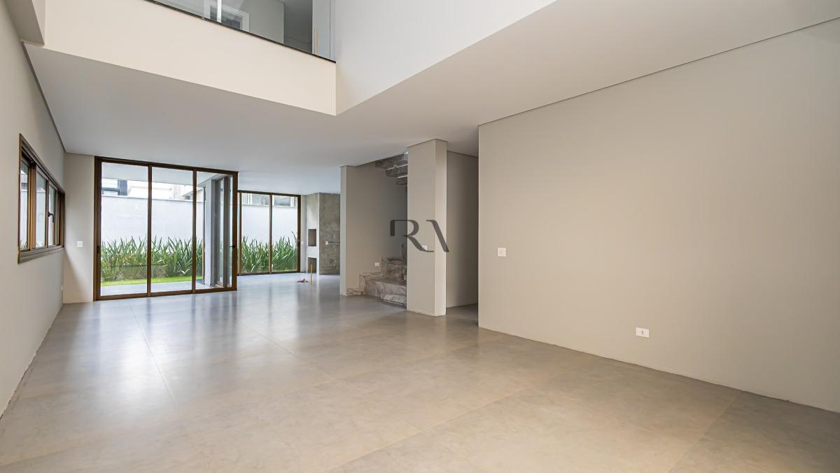 Casa em condomínio fechado com 4 suítes, sendo 1 suíte master, 1 suíte ampla e 2 demi-suítes, localizada no São Braz. 