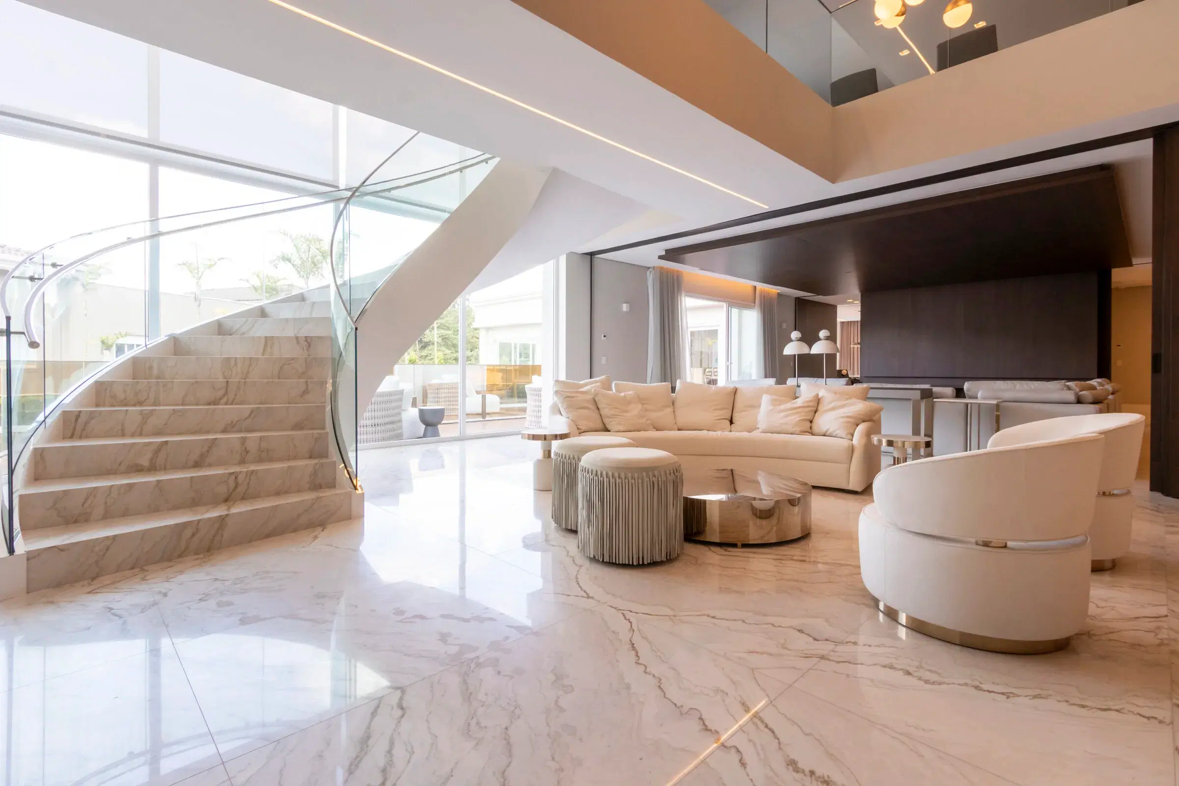 Interior de alto padrão — vista para o terraço