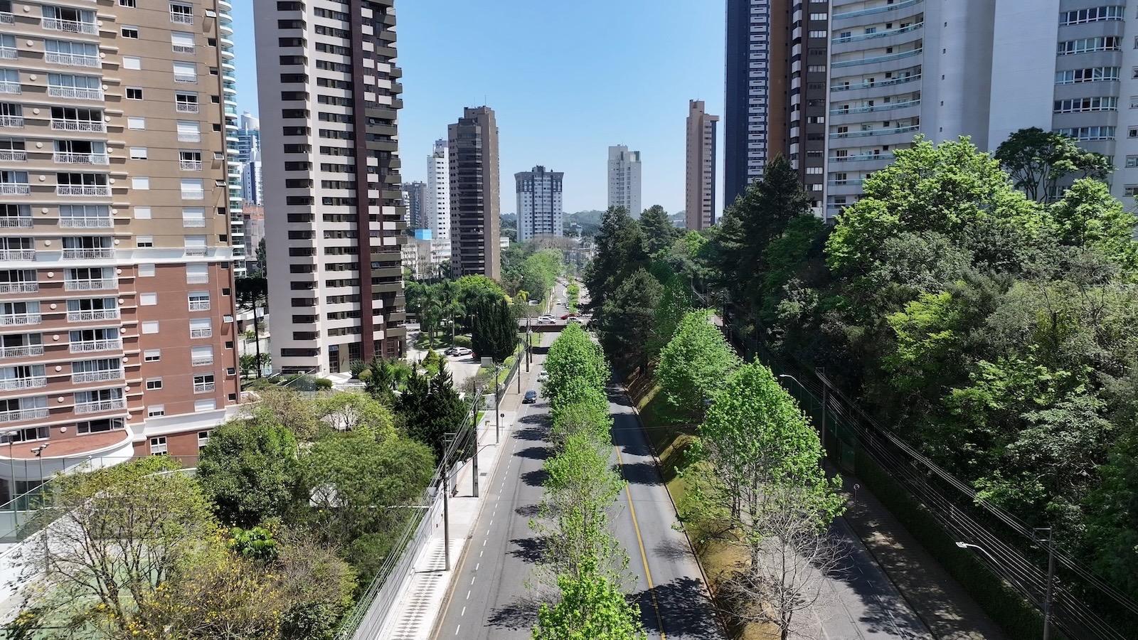 Edifícios de alto padrão no bairro Mossunguê, região do Ecoville, em Curitiba