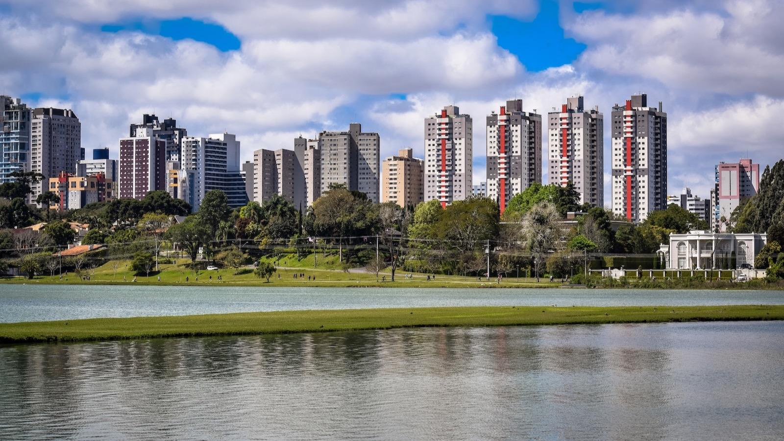 Edifícios de alto padrão ao redor da Praça da Espanha, no bairro Bigorrilho, em Curitiba