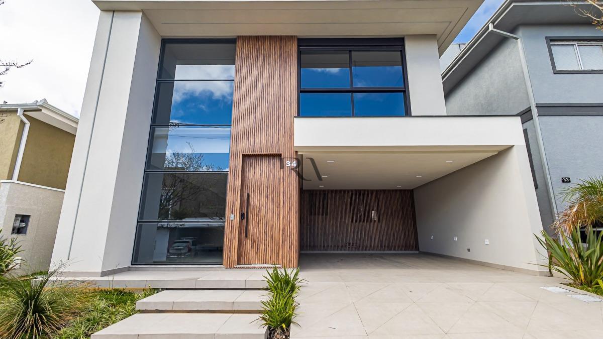 Casa de alto padrão em condomínio clube com 4 suítes, sendo 2 demi-suítes e 4 vagas de garagem