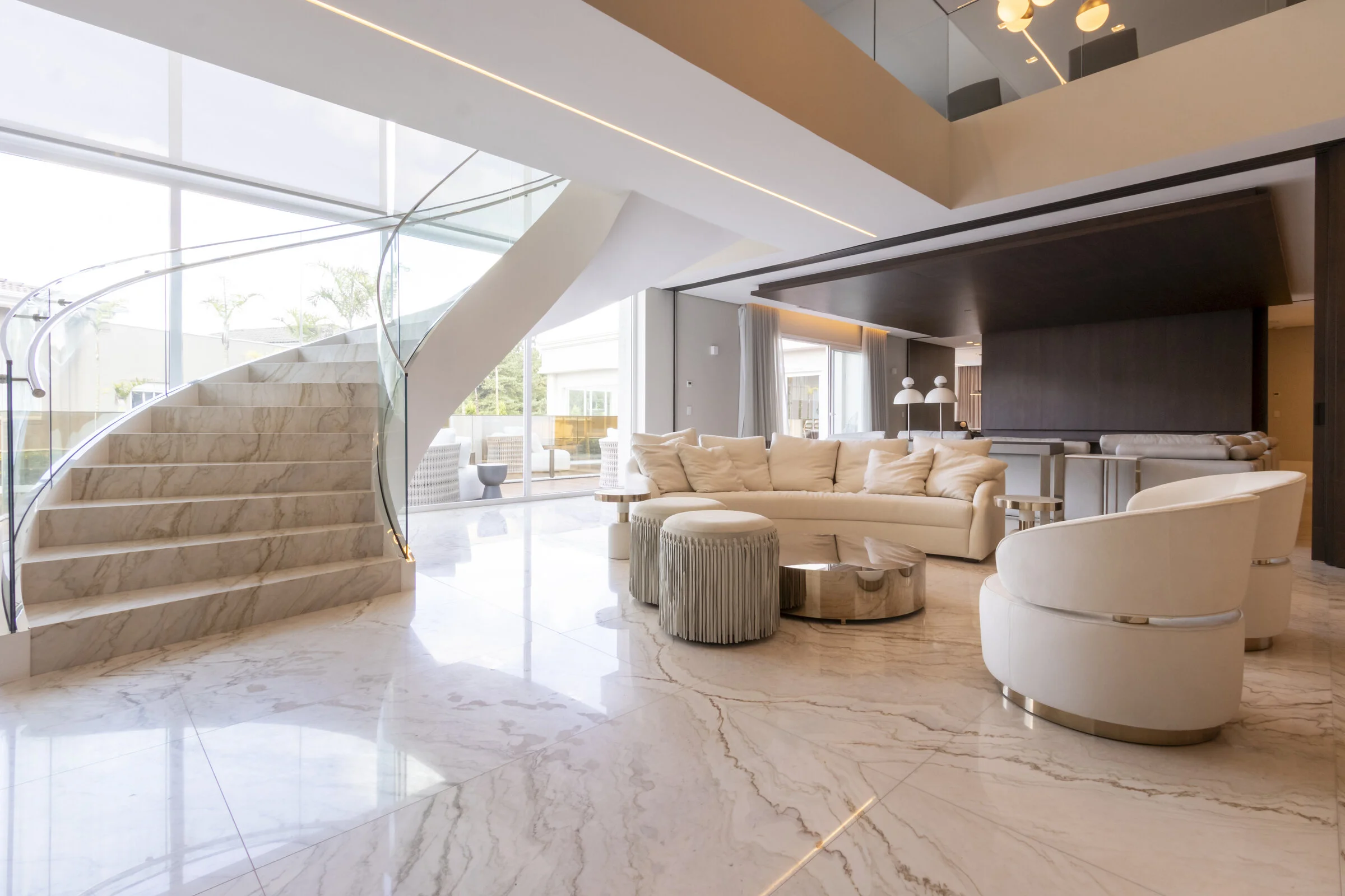 Interior de alto padrão — vista para o terraço