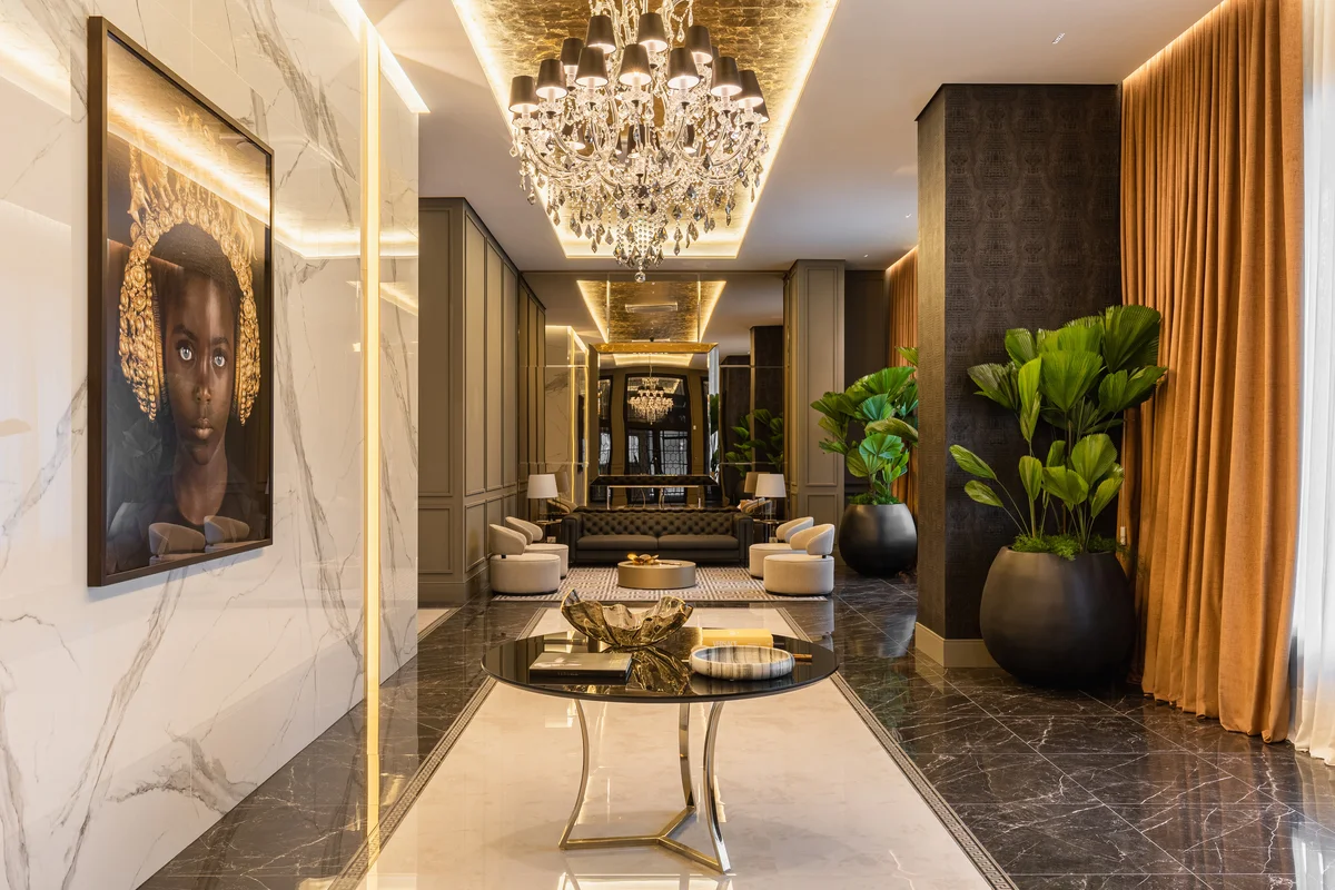 Hall de entrada com lustre e arte